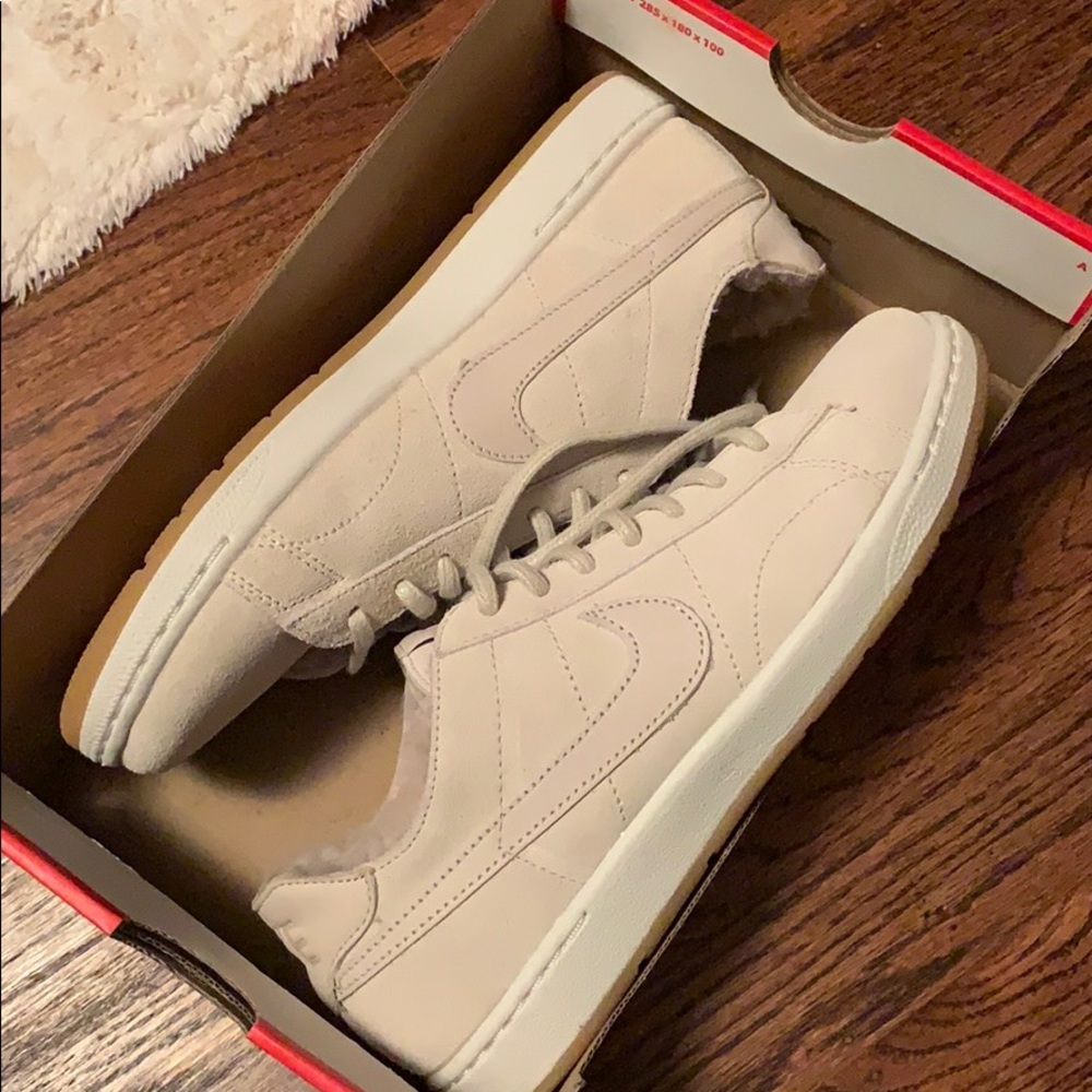Women’s Nike Tennis Shoes